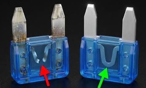A blown Mini fuse with a broken link next to a good fuse with its link intact
